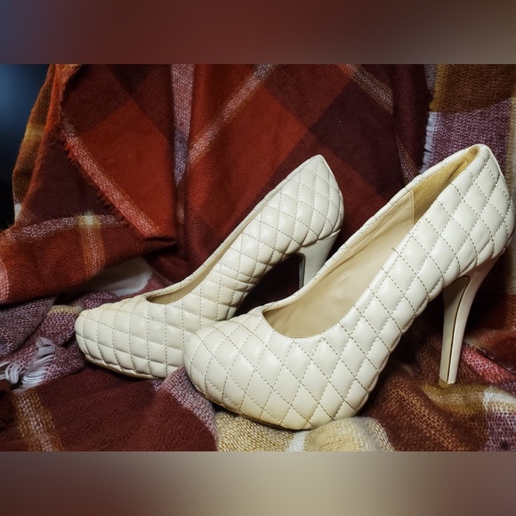 Vintage Cream Color Quilted Vegan Leather Pumps. 4.5" Heel. Size 8 - Picture 9 of 16